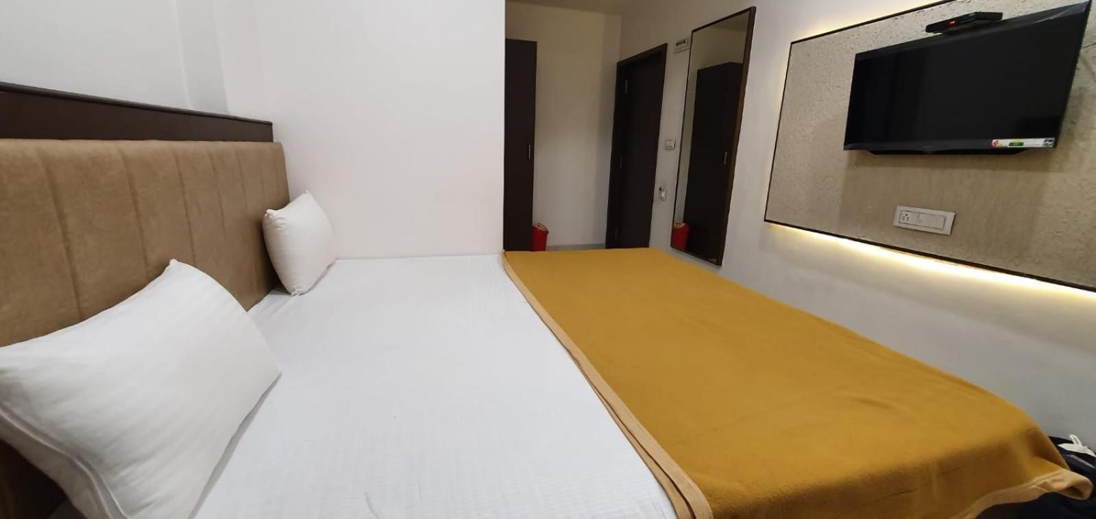 Hotel N K Bhuj Extérieur photo