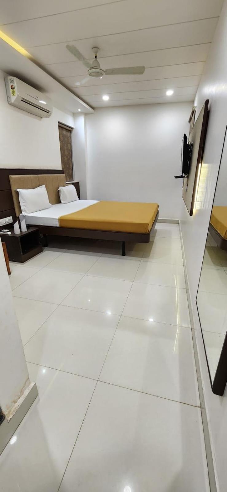 Hotel N K Bhuj Extérieur photo